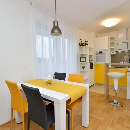 Apartment Sweet Corner *
